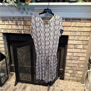 Zenana short sleeve jersey animal print romper with tie neck, size Large, EUC